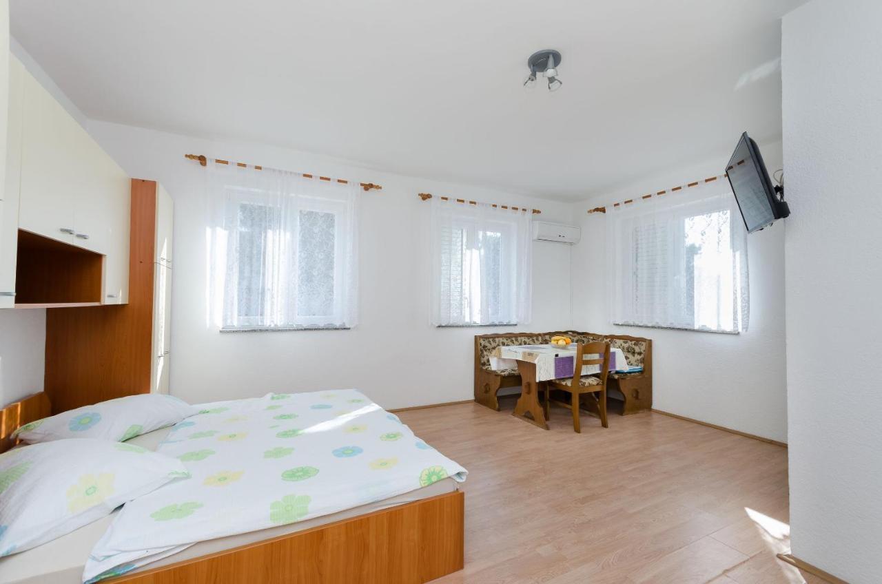 Apartments Anica J Лопар Екстер'єр фото